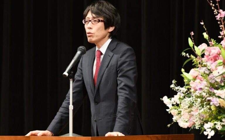 【学歴】竹田恒泰の出身大学・高校まとめ!妻との馴れ初めは?現在の年収は? | ガクログ